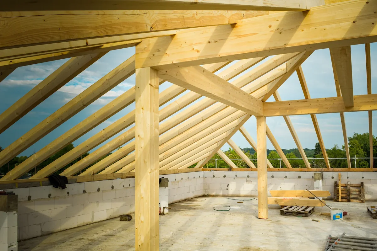 Poutres en bois clair mettant en valeur un intérieur lumineux et chaleureux