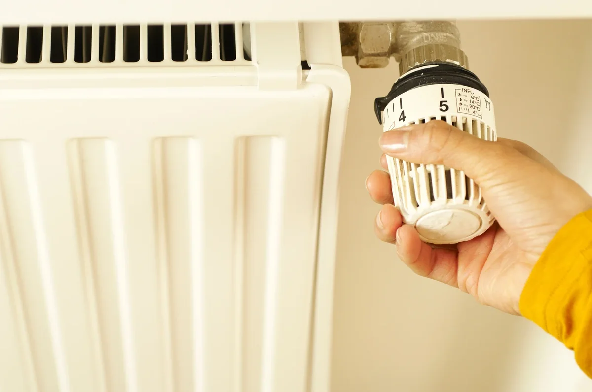 Thermostat moderne pour chauffage intérieur, optimisant l'efficacité énergétique dans un foyer confortable